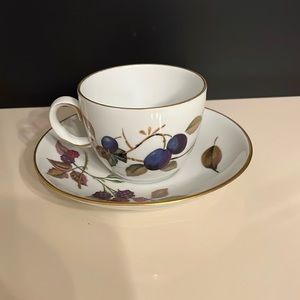 Set of 5 vintage Eversham tea cups and saucers